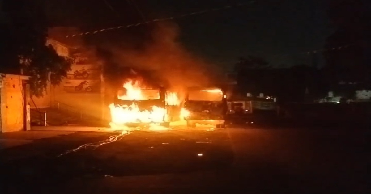 Jamshedpur Fire: मानगो में किसी ने तीन बसों में लगाई आग, दो बसें जल कर राख