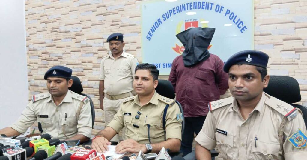 Jamshedpur News : जमशेदपुर में देसी पिस्तौल और कारतूस के साथ युवक गिरफ्तार, रंगदारी और वर्चस्व कायम करने की थी साजिश