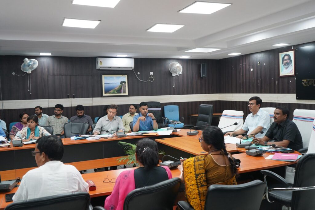 Jamshedpur News: जिले में किताब वितरण की धीमी प्रगति पर DC ने 7 BPO को किया शो-काज, वेतन भी रोका