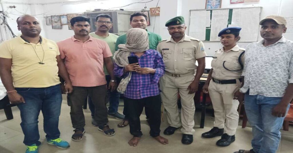 Jamshedpur News: टाटानगर स्टेशन पर पॉकेटमार गिरफ्तार, वायरल वीडियो से खुली पोल, चोरी का मोबाइल बरामद