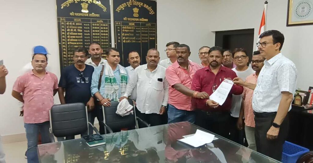 Jamshedpur News: प्रेस लिखे फर्जी वाहनों पर होगी कार्रवाई, प्रेस क्लब ने उपायुक्त से की मांग