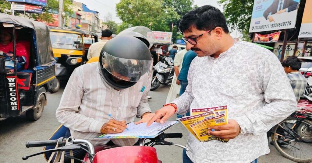 Jamshedpur News: टाटानगर में ट्रेनों की लेटलतीफी पर बोले विधायक- जरूरत पड़ी तो ट्रैक पर भी बैठेंगे