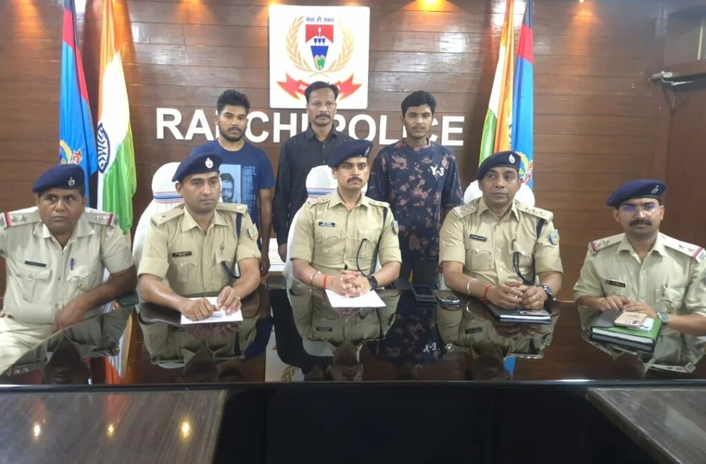 झांगुर गिरोह का सरगना 5 लाख का इनामी रामदेव उरांव ने किया सरेंडर, दो सहयोगियों के साथ डाला हथियार