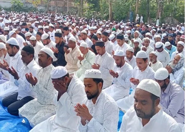 झारखंड में धूमधाम से मनाई जा रही बकरीद, मस्जिदों में उमड़ी नमाजियों की भीड़