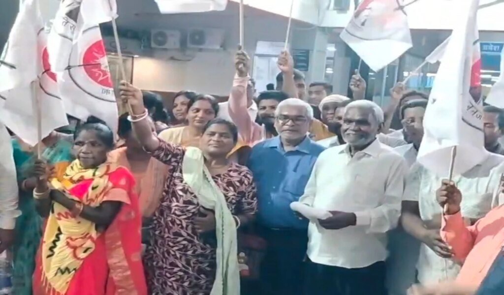 दिल्ली कूच: 'डी-लिस्टिंग' की मांग को लेकर जमशेदपुर से रवाना हुए 700 से अधिक आदिवासी – Latest News in Hindi | Ranchi Breaking News