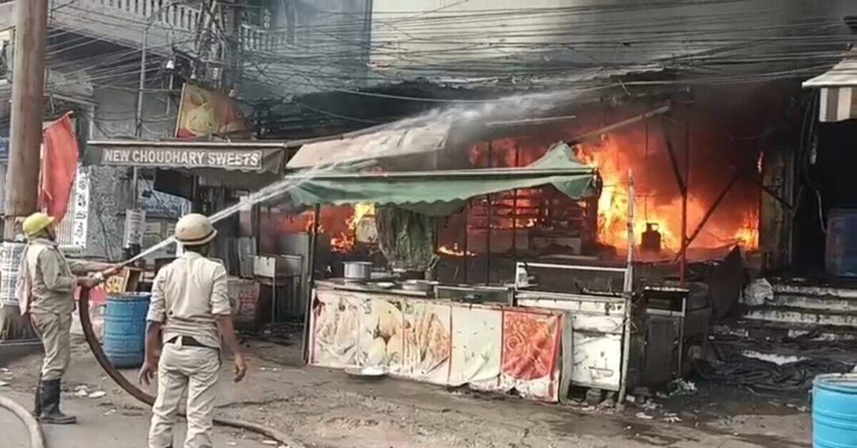 Dhanbad News : धनबाद के चौधरी स्वीट्स में आग लगने से लाखों का सामान जलकर राख
