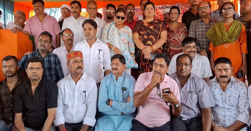 Dhanbad News: बंद सड़क पर अनशन पर बैठे विधायक राज सिन्हा; कहा- नहीं खुली तो आंदोलन होगा तेज