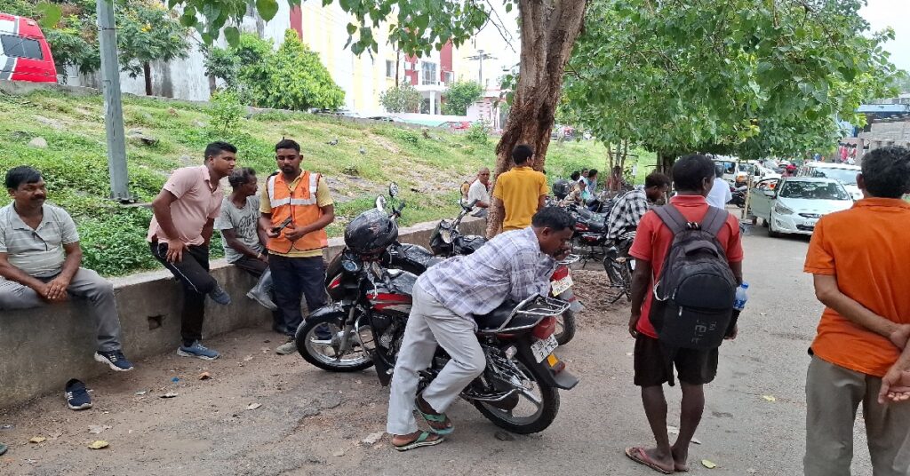 Dhanbad Accident: निर्माणाधीन ओवरब्रिज में दर्दनाक हादसा, केसिंग गिरने से मजदूर की मौत