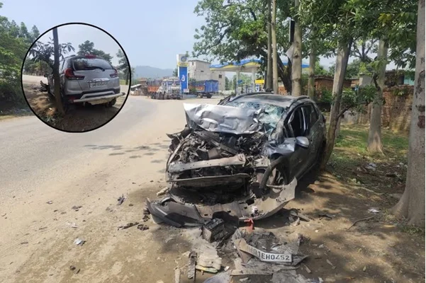 जोरदार टक्कर से चकनाचूर हुई कार, पतरातू सड़क हादसे में चार घायल
