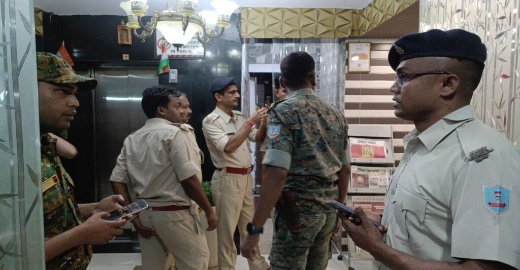 West Singhbhum: नीट परीक्षा से पहले चाईबासा में प्रशासन की सख्ती, होटलों में छापेमारी से मचा हड़कंप चाईबासा