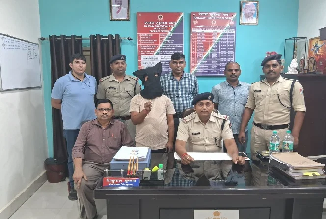 रांची रेलवे स्टेशन पर बच्चे के गले से छीना था सोने का लॉकेट, RPF ने 48 घंटे में दबोचा आरोपी