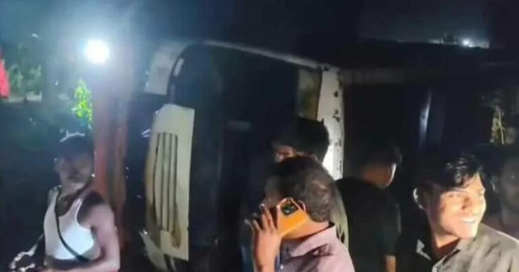 RANCHI NEWS : सोनाहातू में बारातियों से भरी बस पलटी, पांच की हालत गंभीर
