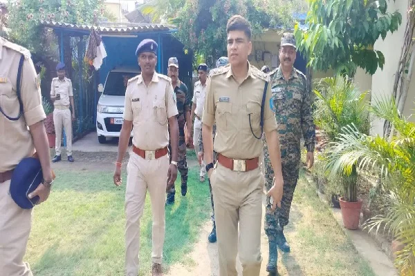 रामगढ़ में एसपी का औचक निरीक्षण, गोला और बरलंगा थाना प्रभारियों को दिए सख्त निर्देश