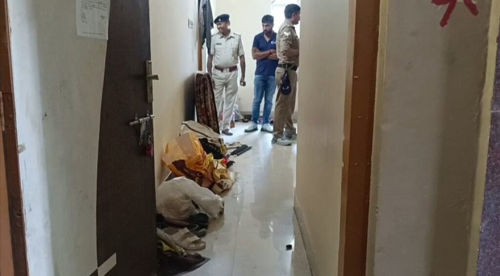 Vikram Sharma Murder : जमशेदपुर में दूसरे दिन भी कुर्की-जब्ती, फरार अपराधियों के घरों से पुलिस को नहीं मिला खास सामान