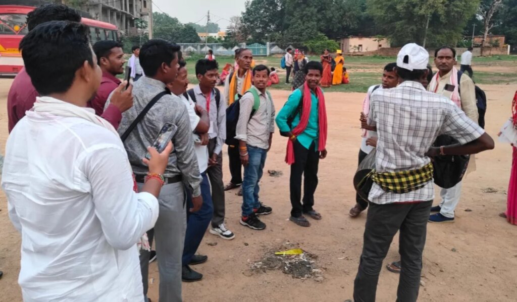 Hundreds of people left Simdega to participate in the Tribal Pride Programme in Delhi.