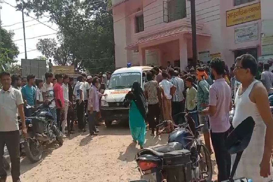 सड़क दुर्घटना के बाद अस्पताल में परिजनों का हंगामा, डॉक्टर और एंबुलेंस नहीं मिली
