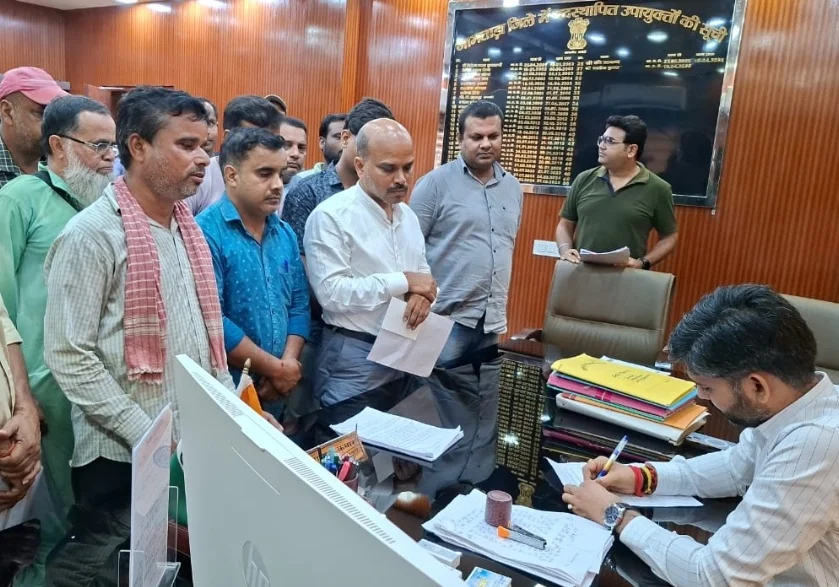 10-12 घंटे काम, फिर भी पूरी मजदूरी नहीं, रेलवे साइडिंग के मजदूर पहुंचे डीसी के दरबार