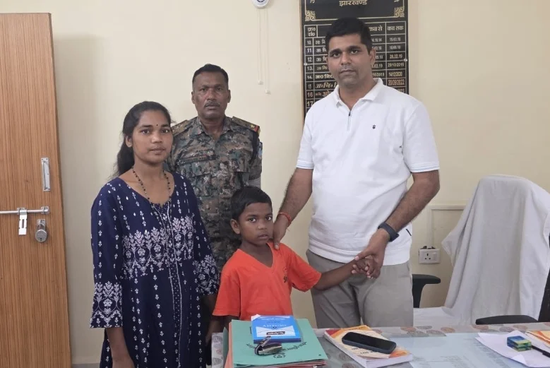 24 घंटे में लापता मासूम को ढूंढ लाई नगड़ी पुलिस, मां की आंखों से छलके खुशी के आंसू