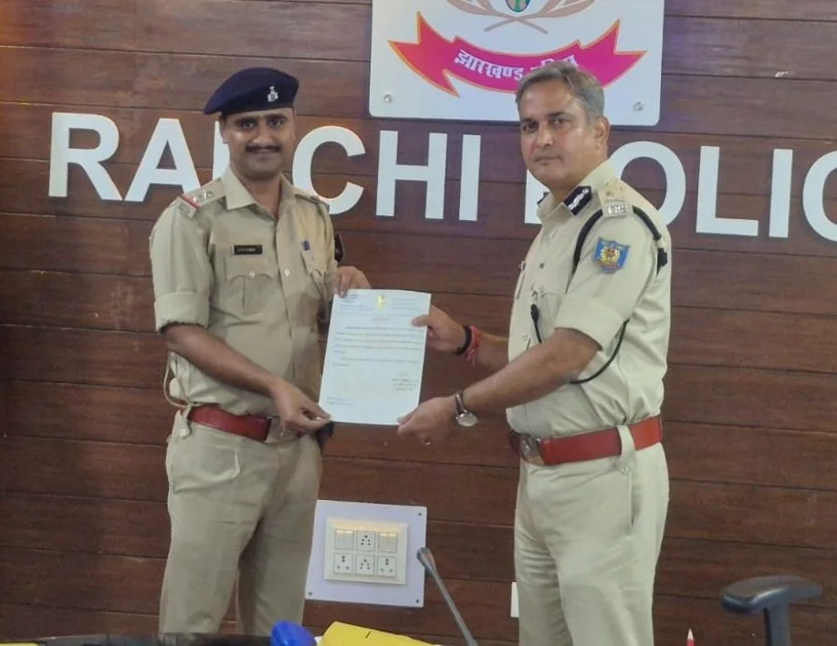 ADG ने पिठोरिया थाना प्रभारी सतीश कुमार पांडे को किया सम्मानित, बेहतर पुलिसिंग के लिए दिया सम्मान