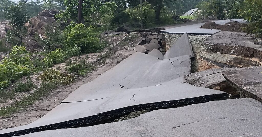 Coal Mining: अवैध खनन और ब्लास्टिंग से जमीन में समा गई 50 फीट मुख्य सड़क; 30 गांवों का संपर्क टूटा