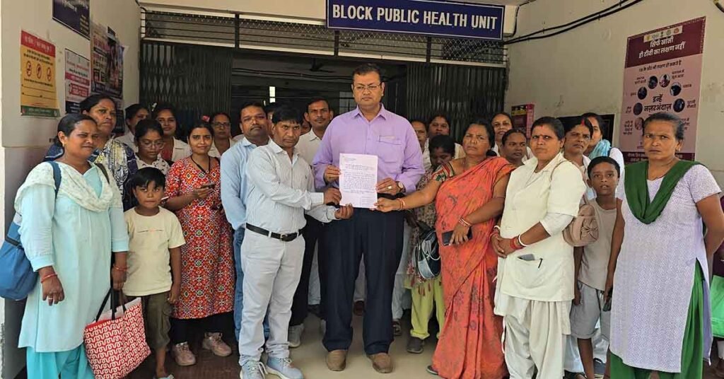 Chaibasa News : तीन माह का वेतन भुगतान के आश्वासन पर NHM कर्मियों ने हड़ताल समाप्त की