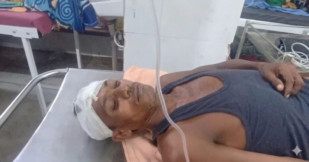 Chaibasa News : गुदड़ी में बुलडोजर की टक्कर से सवारी वाहन पलटा, एक की मौत, दो दर्जन घायल