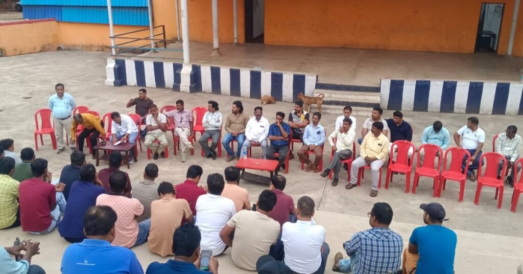 Chaibasa Hindi News : बायोमीट्रिक हाजिरी के खिलाफ सेल की चार खदानों के मजदूर एकजुट, उग्र आंदोलन की चेतावनी