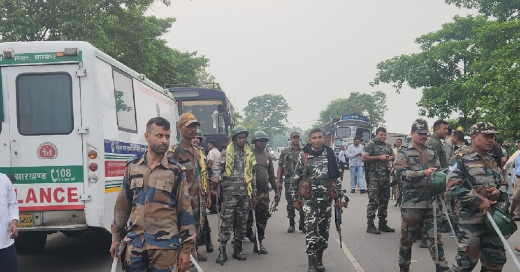 Chatra News: रेलवे साइडिंग में वर्चस्व को लेकर दो गुटों में हिंसक झड़प,कई घायल,सड़क जाम