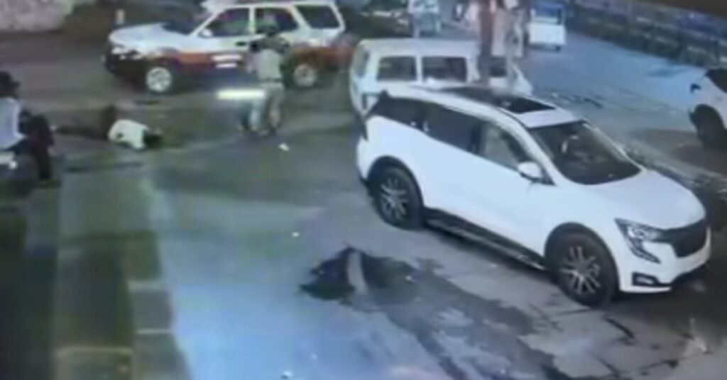 Jamshedpur Knife Crime : बिष्टुपुर में डबल डाउन बार के सामने चाकूबाजी का मिला CCTV फुटेज, पुलिस के सामने ही दोनों युवकों को मारा गया था चाकू