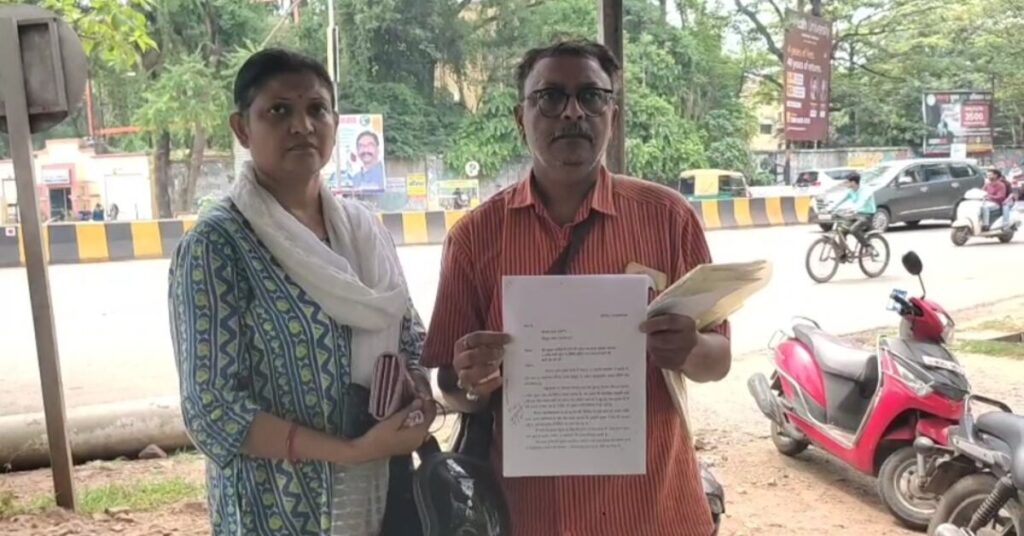  Jamshedpur Theft : बिष्टुपुर में दुकान का ताला तोड़कर 1 करोड़ रुपये की प्रिंटिंग मशीन और सामान चोरी करने का आरोप, थाने में शिकायत