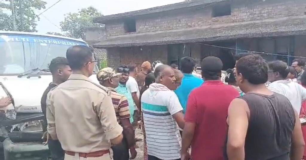 Jamshedpur Accident : तेज रफ्तार बालू लदे 407 मिनी ट्रक ने चार बाइक, कार और बाउंड्री वॉल को मारी टक्कर, मुआवजे की मांग पर सड़क जाम