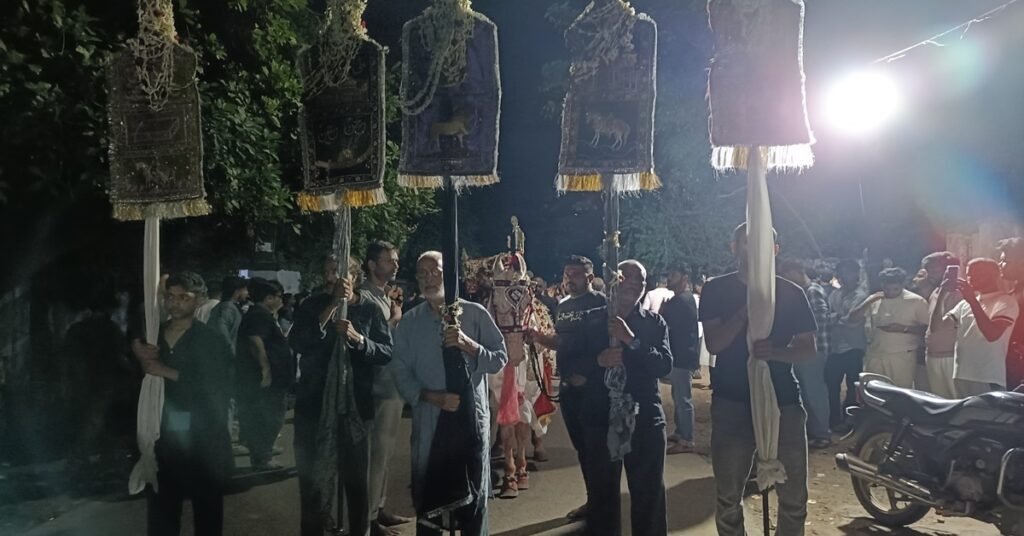 Jamshedpur Muharram : या हुसैन की सदाओं के बीच साकची में इमामबाड़े से निकला मातमी जुलूस, जुलजनाह व अलम निकले 