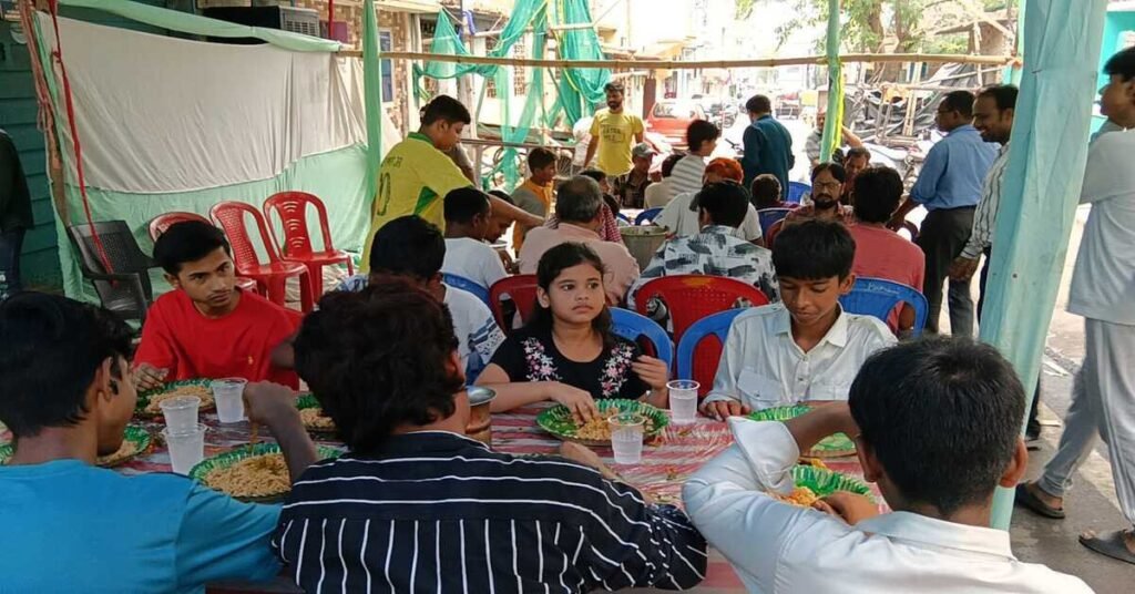 Jamshedpur Muharram : इमाम हुसैन अलैहिस्सलाम के सेवम पर हुई मजलिस, जगह-जगह लंगर वितरित