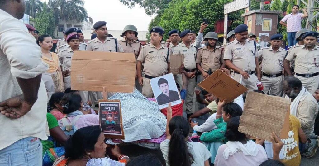 Jamshedpur News: टाटानगर स्टेशन पर शव रखकर धरने पर बैठे परिजन, मुआवजा और नौकरी की मांग पर रेलवे के अधिकारियों से टकराव