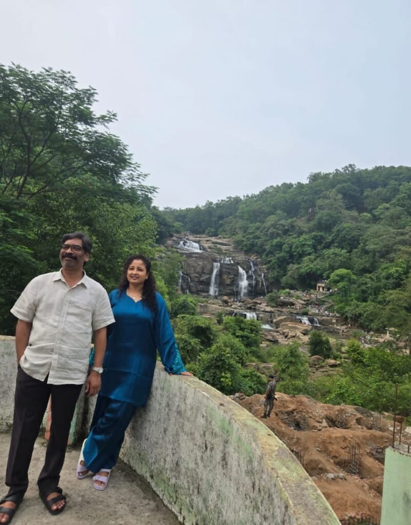 Jonha Falls : खुद गाड़ी चलाकर जोन्हा फॉल पहुंचे मुख्यमंत्री, प्रकृति के बीच बिताए सुकून के पल, ग्रामीणों की भी सुनी समस्याएं
