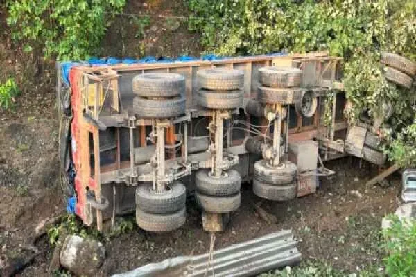 दनुआ घाटी में अफरा-तफरी, पांच वाहनों की भिड़ंत के बाद पाइप लदा ट्रक पलटा