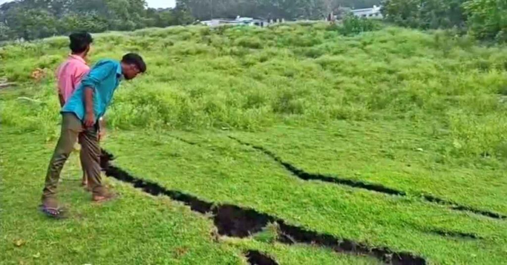 Dhanbad News : बाघमारा के टंडावाड़ी में फिर धंसी जमीन, दहशत में ग्रामीण