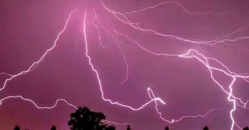 West Singhbhum News : जगन्नाथपुर के मलूका गांव में वज्रपात का कहर, दो साल के मासूम की मौत, मां घायल