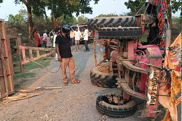 मवेशी को बचाने की कोशिश में पलटा ट्रैक्टर, सात लोग गंभीर रूप से घायल
