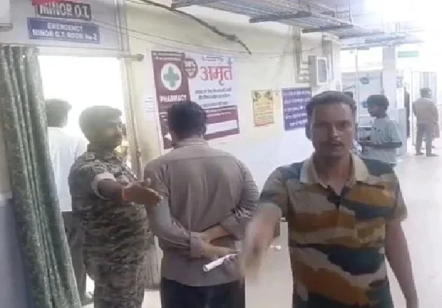 बीच-बचाव करने पहुंचे युवक पर जानलेवा हमला, चाकूबाजी से मची सनसनी