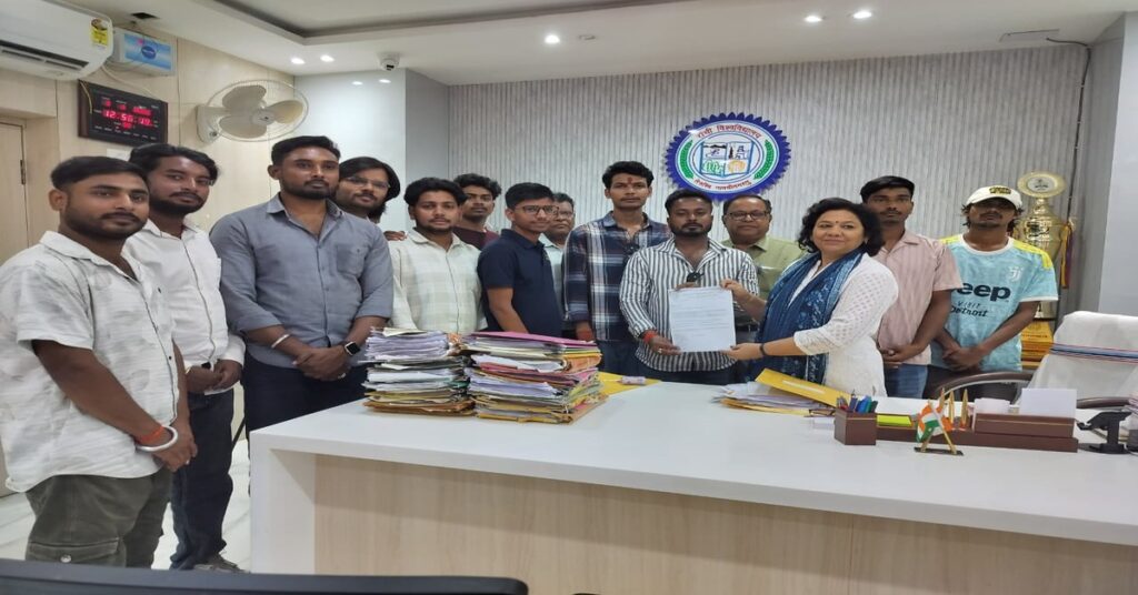 RANCHI NEWS: रांची विश्वविद्यालय में यूजी नामांकन शीघ्र शुरू करने की मांग, आजसू ने कुलपति को सौंपा ज्ञापन