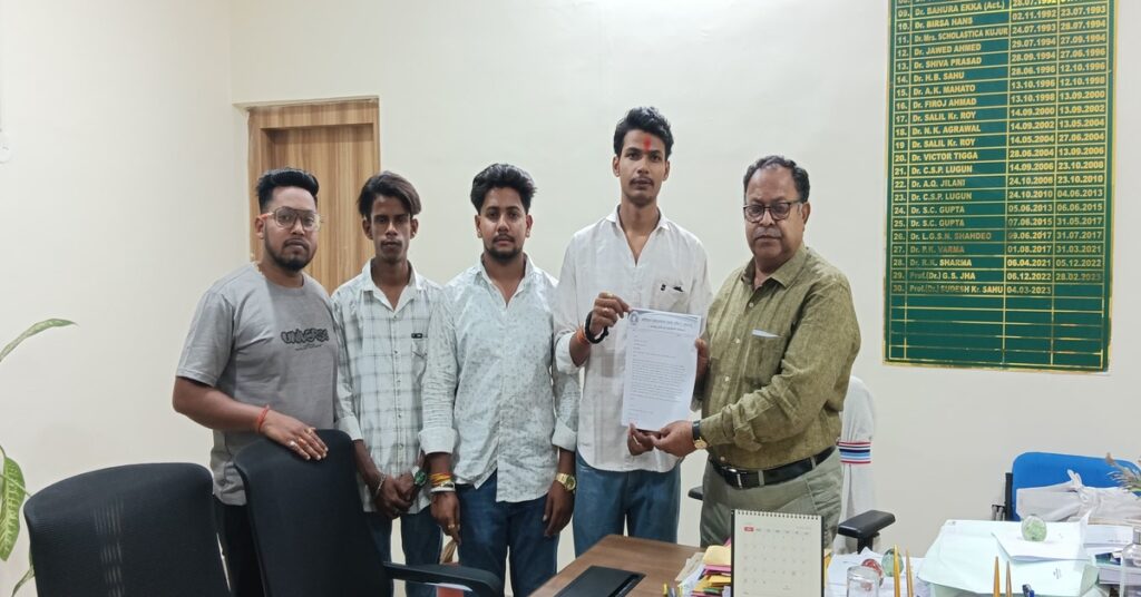 RANCHI NEWS: आजसू ने मारवाड़ी कॉलेज में बीसीए पाठ्यक्रम बंद करने के प्रस्ताव का किया विरोध, डीएसडब्लू को ज्ञापन सौंपा