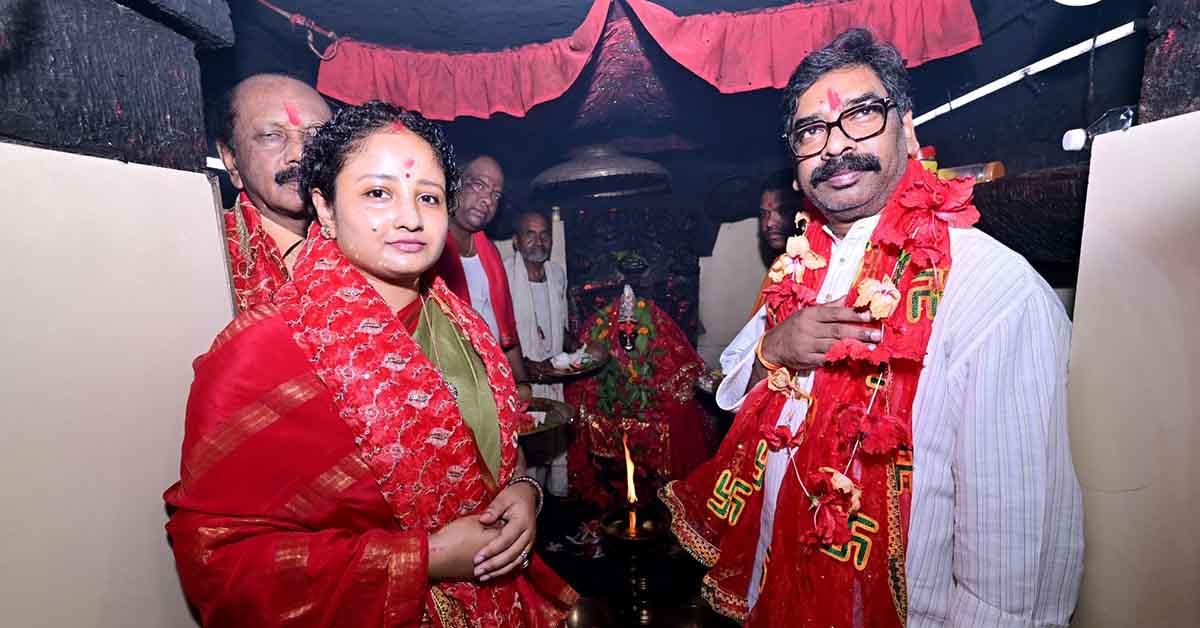 Ranchi News: पत्नी कल्पना सोरेन के साथ मां दिउड़ी मंदिर पहुंचे मुख्यमंत्री हेमन्त सोरेन, राज्य की सुख-समृद्धि की कामना की