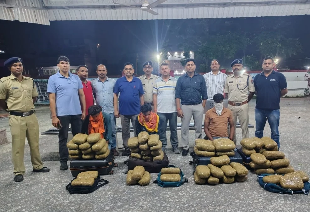 रांची स्टेशन पर आरपीएफ का बड़ा प्रहार, 61 किलो गांजा के साथ तीन तस्कर को दबोचा