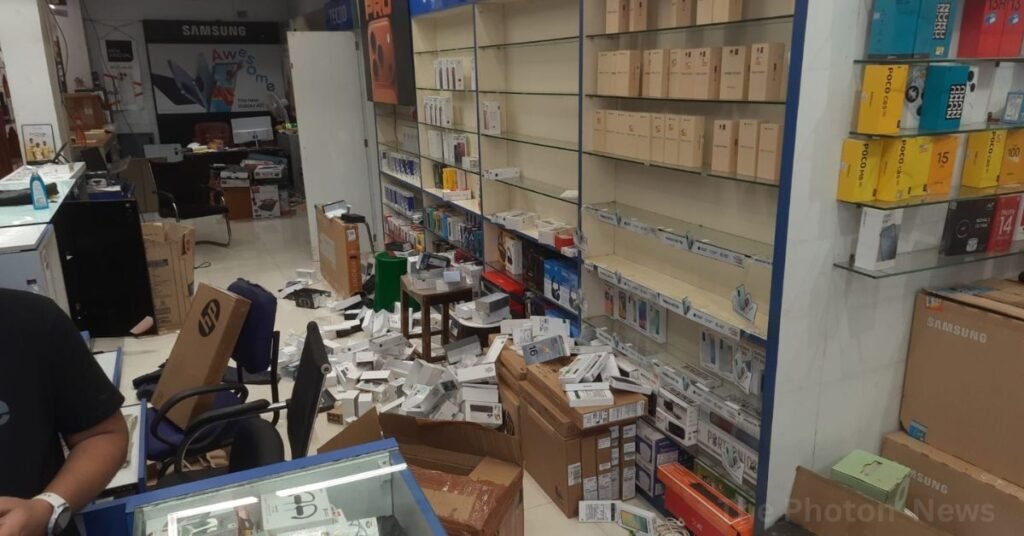 Chakradharpur Theft : चक्रधरपुर में रश्मि इलेक्ट्रॉनिक्स में लाखों की चोरी, आईफोन-लैपटॉप समेत सामान ले गए चोर