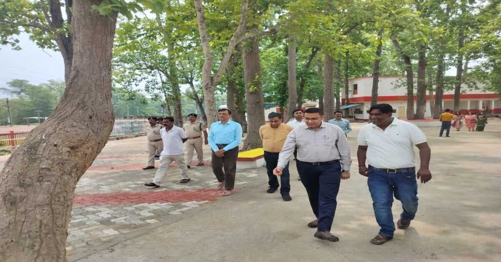 Chakradharpur News : पूर्व मध्य रेलवे के जीएम छत्रपाल सिंह पहुंचे महादेवशाल धाम, बाबा भोलेनाथ की पूजा-अर्चना कर लिया आशीर्वाद
