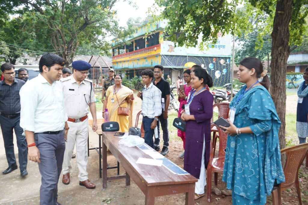 Chaibasa JSSC Exam : चाईबासा में जेएसएससी क्षेत्रीय कार्यकर्ता प्रतियोगिता परीक्षा शुरू, सुरक्षा के पुख्ता इंतजाम