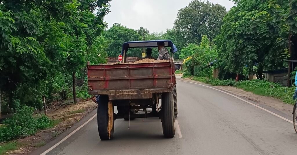 Chaibasa News : एनजीटी की रोक के बावजूद क्षेत्र में बालू खनन व परिवहन बदस्तूर जारी, चाईबासा-तांतनगर मुख्य सड़क से अवैध बालू ढुलाई करते 1 ट्रैक्टर पकड़ाया