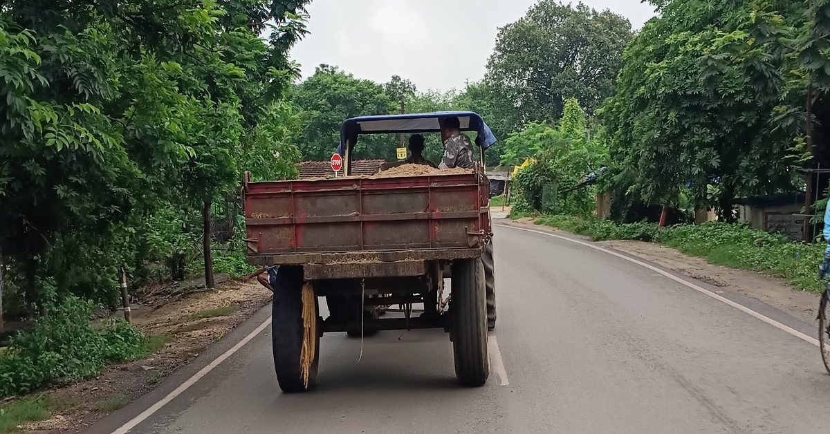Chaibasa News : एनजीटी की रोक के बावजूद क्षेत्र में बालू खनन व परिवहन बदस्तूर जारी, चाईबासा-तांतनगर मुख्य सड़क से अवैध बालू ढुलाई करते 1 ट्रैक्टर पकड़ाया