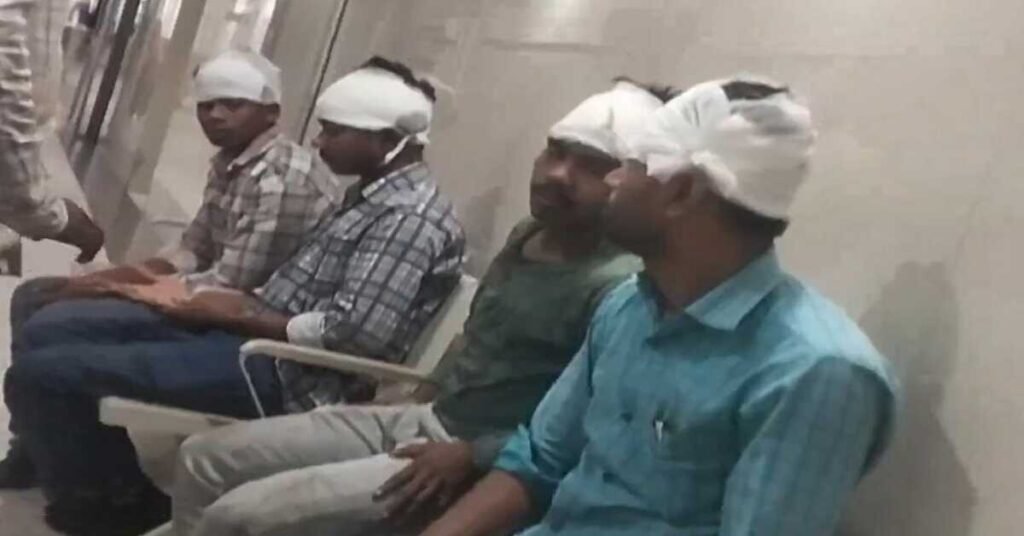 Chaibasa News : चाईबासा के आधा दर्जन मजदूर सड़क हादसे में घायल: बारिश से बचने को ओढ़ा था प्लास्टिक, राउरकेला में 'हाइट गेज' से टकराए